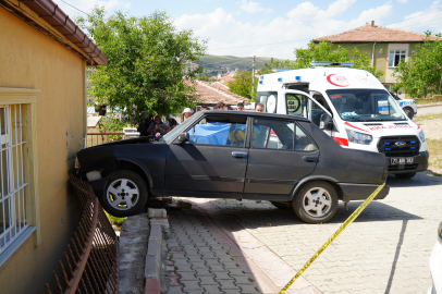 Kırıkkale'de otomobil eve çarptı: Kalp krizi geçiren sürücü hayatını kaybetti