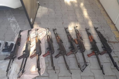 Polis memurunun aracından cephanelik çıktı!