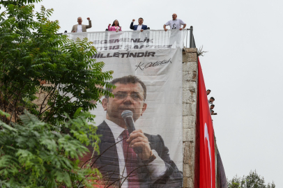 CHP'li vekillerden Tophane Surları'na İmamoğlu posteri astı