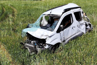 Isparta'da hafif ticari araç şarampole yuvarlandı