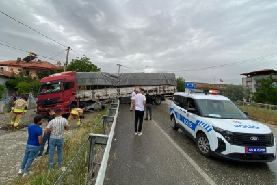 Manisa'da yağmur kazayı beraberinde getirdi: Tır yan yola devrildi