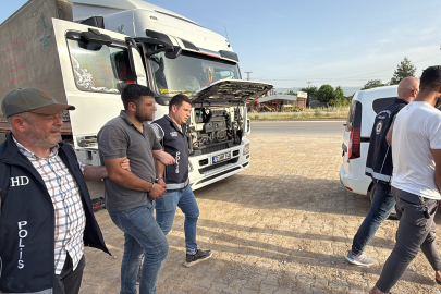 Tokat'ta gümrük mührü kırılmış iki tırda 17 kaçak göçmen yakalandı