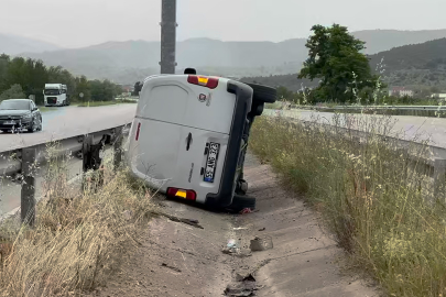 Amasya'da hafif ticari araç refüjdeki su kanalına uçtu