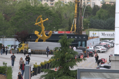 Ankara’da çıkan fırtınada Tesla Bayii’nin çatısı uçtu