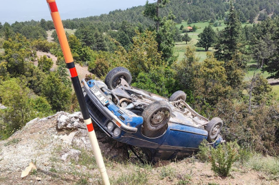 Burdur Gölhisar’da otomobil şarampole devrildi, 2 kişi hafif yaralandı