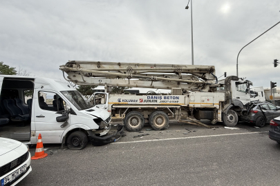 Diyarbakır'da otomobil, beton mikseri ve minibüs çarpıştı: 11 yaralı