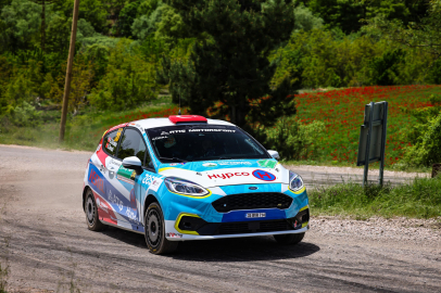 Engelli ralli pilotu Kübra aracını başarıdan başarıya sürüyor