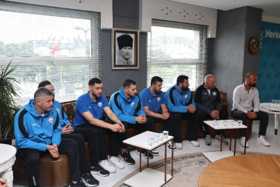 Hentbolcular başarılarını Başkan Şadi Özdemir’le paylaştı