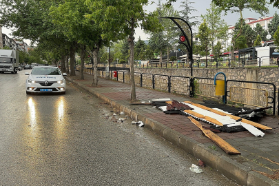 Kastamonu'da fırtına, elektrik tellerini kopardı, binanın çatısını uçurdu