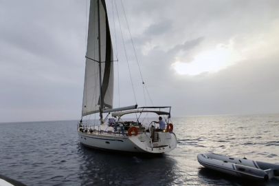 Muğla'da yelkenli teknede 2 göçmen kaçakçısı ve 33 düzensiz göçmene yakalandı