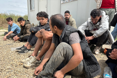 Yunanistan güvenlik güçleri aralarında çocukların ve kadınların olduğu 18 göçmene eziyet etti