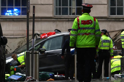 Araçla kalabalığa dalan İngiliz, cinayete teşebbüs ve uyuşturucu suçlarından gözaltında