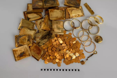 Bir grup dağcı yürüyüş sırasında altın dolu kutu buldu