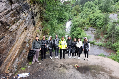 Çöplüğe dönen Bursa Kürekli Dere Şelalesi'ni temizlediler