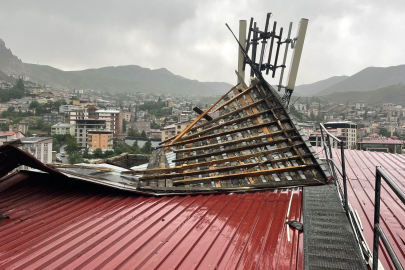Hakkari’de fırtına çatılara zarar verdi