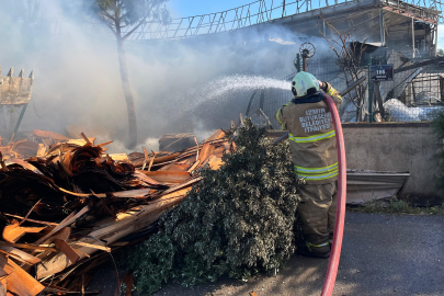 İzmir’de plastik sandalye fabrikasındaki yangın kontrol altına alındı