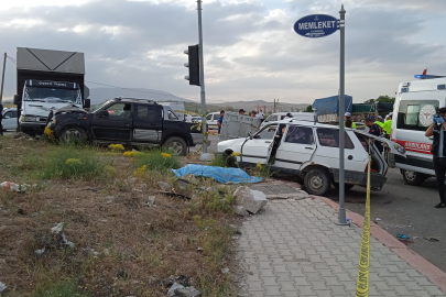 Konya'da otomobil ile kamyonet çarpıştı, yaşlı çift hayatını kaybetti