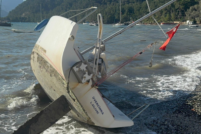 Marmaris’te şiddetli rüzgar tekneyi kıyıya sürükledi