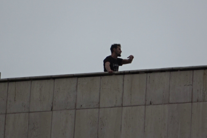 Samsun'da kültür merkezinin çatısına çıktı, ekipler 1 saatlik çalışmayla ikna etti