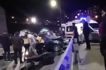 Zonguldak'ta kontrolden çıkan otomobil refüje çarptı