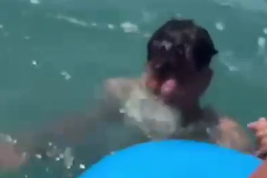 Adana'da denizde boğulmaktan son anda kurtarıldı