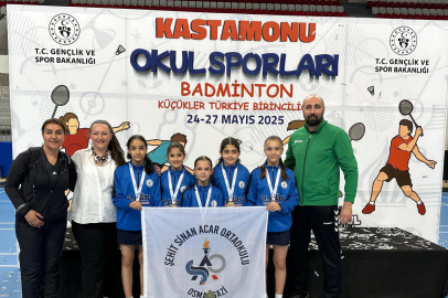 Bursa&nbsp;Osmangazili badmintonculardan namağlup şampiyonluk