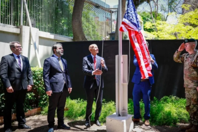 ABD bayrağı 13 sene sonra Şam Büyükelçiliğinde göndere çekildi