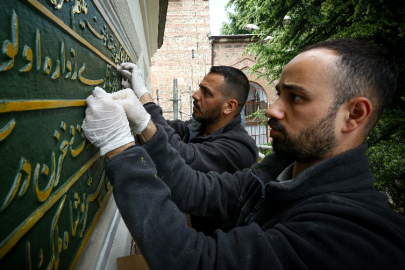 Bursa'da tarihi mekanlar ve camiler iki nakkaşın motifleriyle süsleniyor