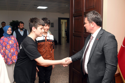 Bursa Osmangazi Belediye Başkanı Aydın, LGS’ye hazırlanan öğrencileri ağırladı