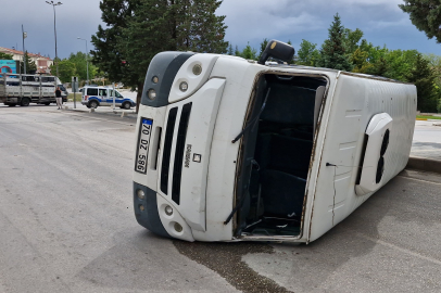 Karaman'da kamyonetle çarpışan okul servisi devrildi: 6 yaralı