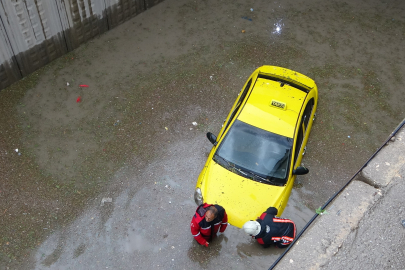 Malatya sağanak yağışa teslim: Yollar göle döndü