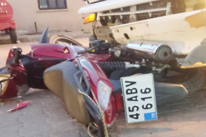 Manisa'da motosiklet minibüsün altında kaldı