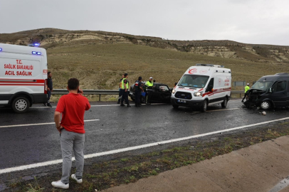 Nevşehir'de kontrolden çıkan otomobil karşı şeritte minibüsle çarpıştı: 3’ü ağır 7 yaralı