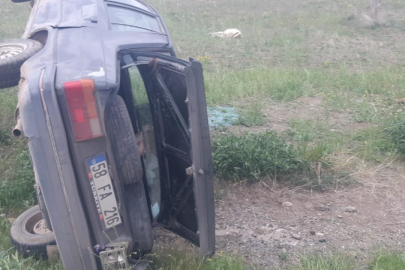 Sivas'ta otomobil koyun sürüsüne çarptı: 2 kişi yaralandı, 3 koyun telef oldu