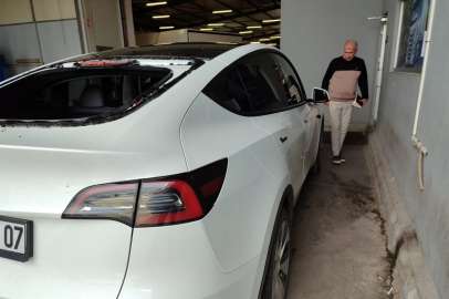 Antalya Serik’te dolu yağışı lüks otomobilin camlarını kırdı