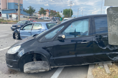 Çorum'da iki otomobil çarpıştı: 3 yaralı