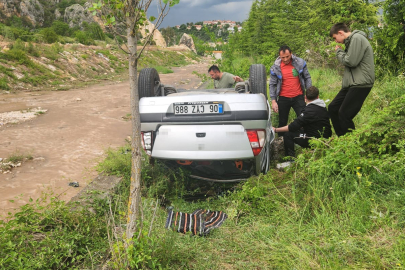 Karabük’te kontrolden çıkan otomobil dere kenarına devrildi: 5 kişi yaralandı