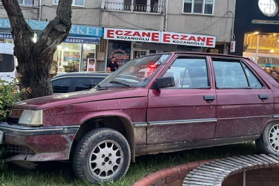 Kastamonu'da park halindeyken haraket eden otomobil ağaraca çarparak durabildi