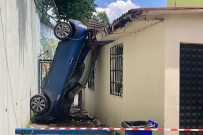 Otomobil, 5 metreden okul bahçesine uçtu