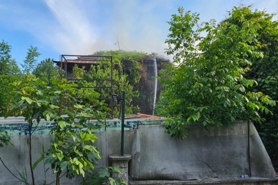 Sakarya’da 2 katlı ahşap evde yangın