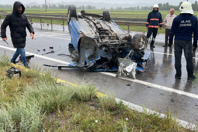 Sivas'ta karşı şeride geçip iki araca çarpan otomobil takla attı: 1 ölü