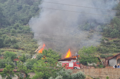 Ankara’da çıkan yangında iki ev hasar gördü