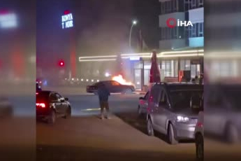 Ankara’da park halindeki otomobil alev aldı