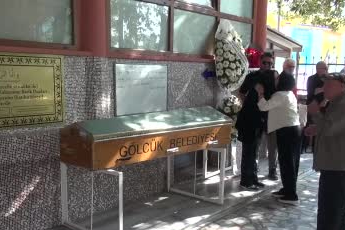 Demet Akalın kuzenini son yolculuğuna uğurladı