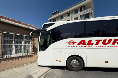 İstanbul'da freni boşalan yolcu otobüsü kayarak gecekonduya çarptı