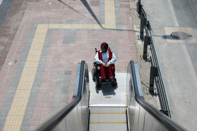 Bursa'da engelliler bozulan yaya üst geçidinin asansörünün onarılmasını istiyor