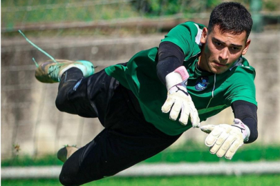 Fenerbahçe, Adana Demirspor'un genç kalecisi Deniz Dönmezer ile anlaştı!