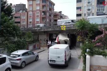 İstanbul Bayrampaşa'da kamyonet alt geçide sıkıştı