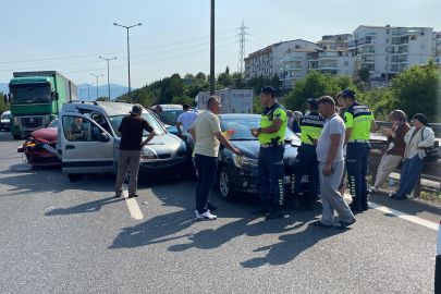 Kocaeli TEM'deki kazada 8 araç birbirine girdi