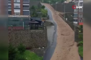 Trabzon'da sel felaketi: Eski devlet sahil yolu sular altında